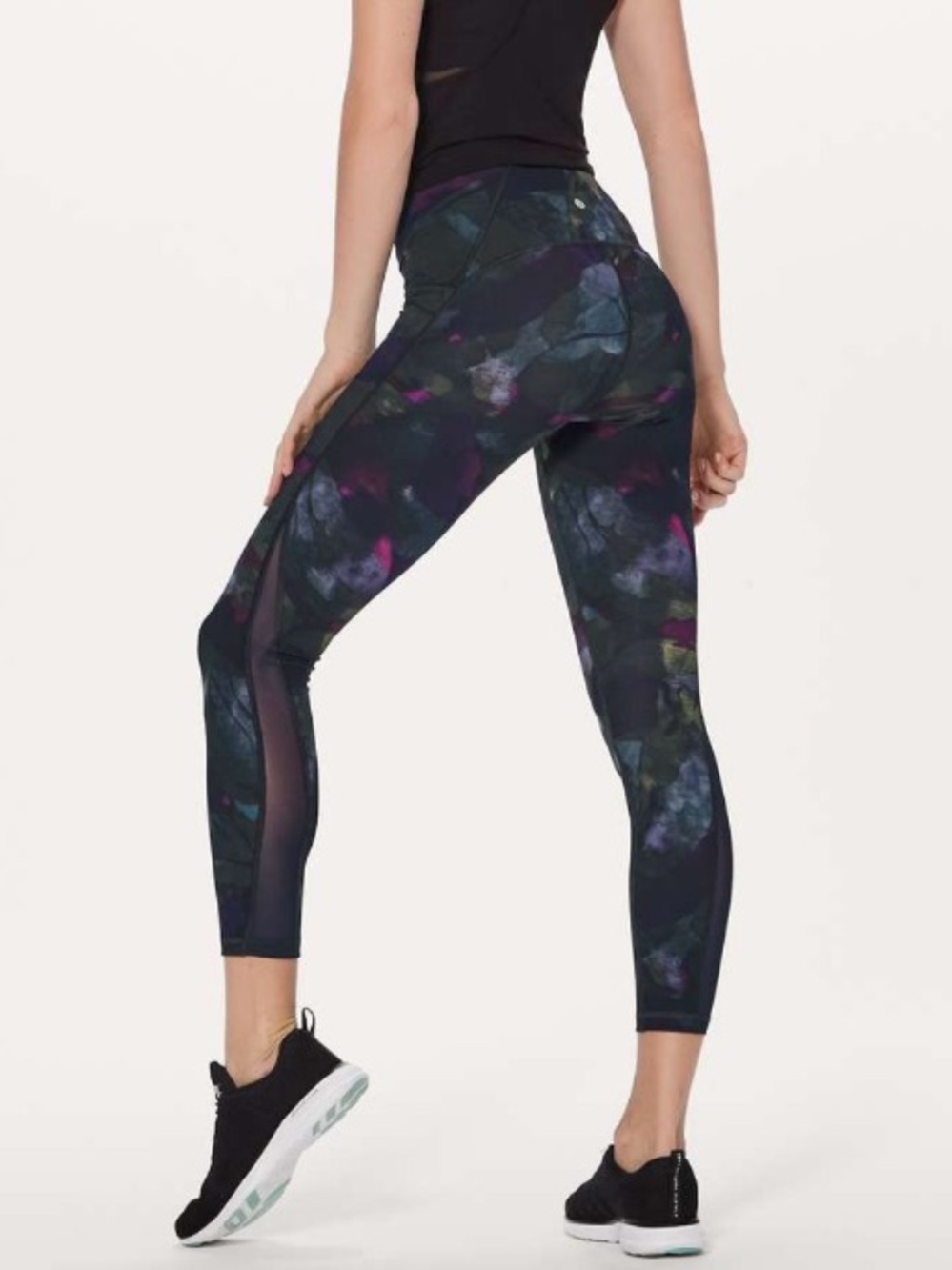 LULULEMON Train Times 7/8 Pant
Aura Dark Chrome Multi / Midnight Navy Size 2
